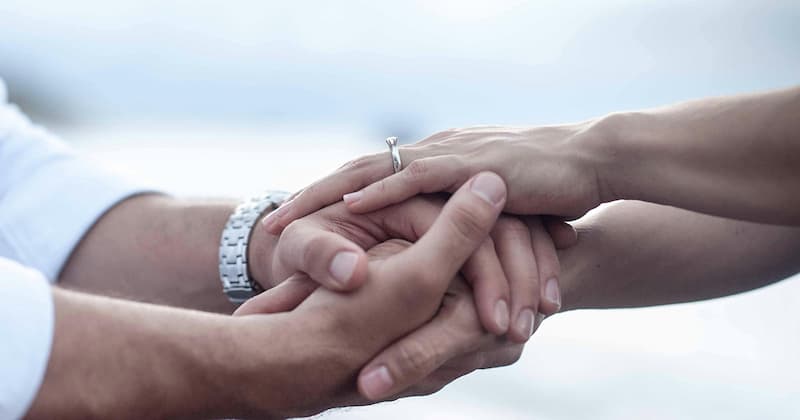 Håller händer – känslomässig närhet under parterapi