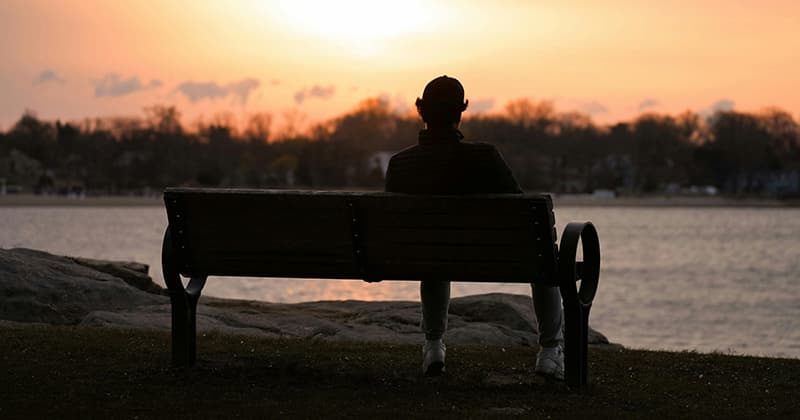 Man som funderar på att börja i terapi